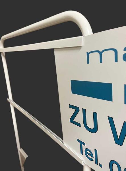 Maklerwerberahmen mit Schild